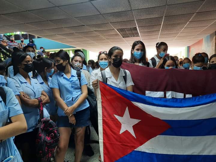 ucmvccu's tweet photo. La @FeuVilla centenaria y la FEEM de @ucmvccu marchará #hoy 🔥 en homenaje a la Generación del Centenario y al Apóstol de la independencia,  predicador de la justicia social, paradigma de sacrificio y entrega.
¡Nos vemos!  7️⃣:3️⃣0️⃣pm, en la Biblioteca Martí.
#SuAntorchaMiFuerza 💪 https://t.co/9rVmpWUNRb