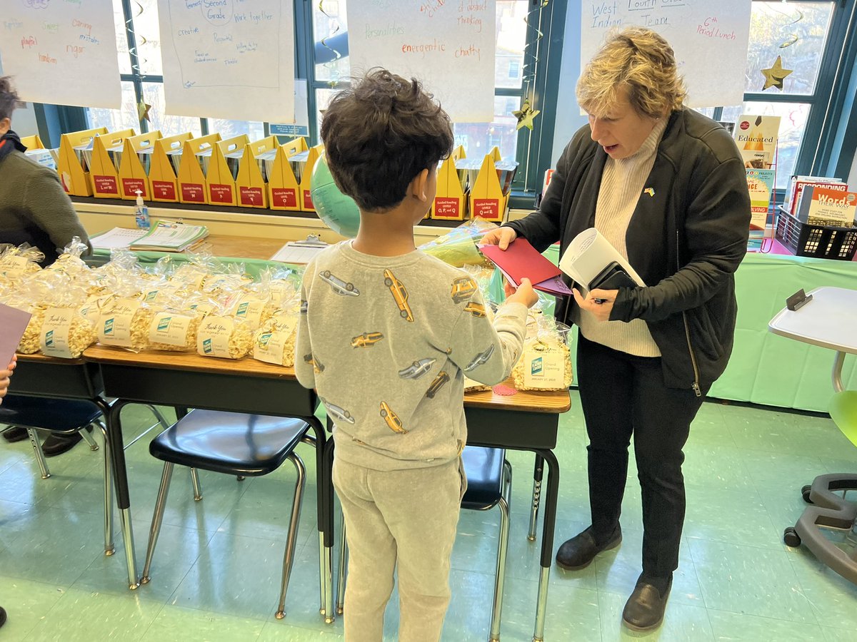 AFTunion's tweet photo. These students wrote thank you cards for @rweingarten for helping with their school library. https://t.co/iSgaGqHeXD