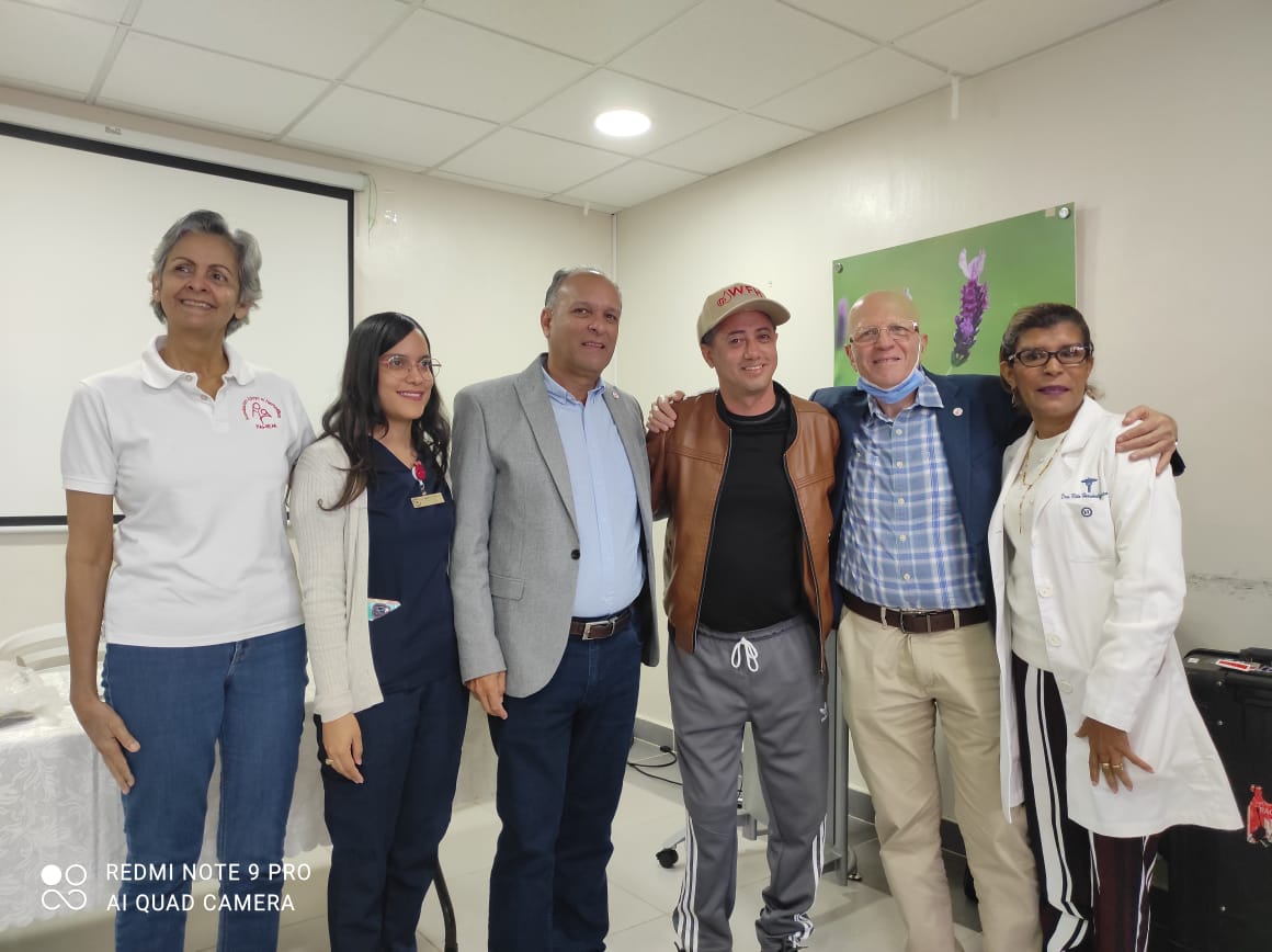 HemofiliaRD's tweet photo. Visita del Presidente de la @wfhemophilia @cesargarridod y del  Dr. Assad Haffar, Director de Ayuda Humanitaria de la #WFH al departamento de #Hematología del @HospitalCabral de la ciudad de Santiago de Los Caballeros.
Aquí junto a su Encargada la Dra. Rita Hernández. https://t.co/LhQQWcj3Z3