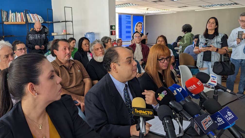 _Provea's tweet photo. 🚨 Alertamos que María Fernanda Rodríguez, defensora de DDHH, ha sido detenida hace minutos en Caracas, #26Ene.

Exigimos su inmediata liberación.

Alí Daniels, @AccesoaJusticia, desde rueda de prensa #SociedadAmenazada https://t.co/2SvMmepAxm
