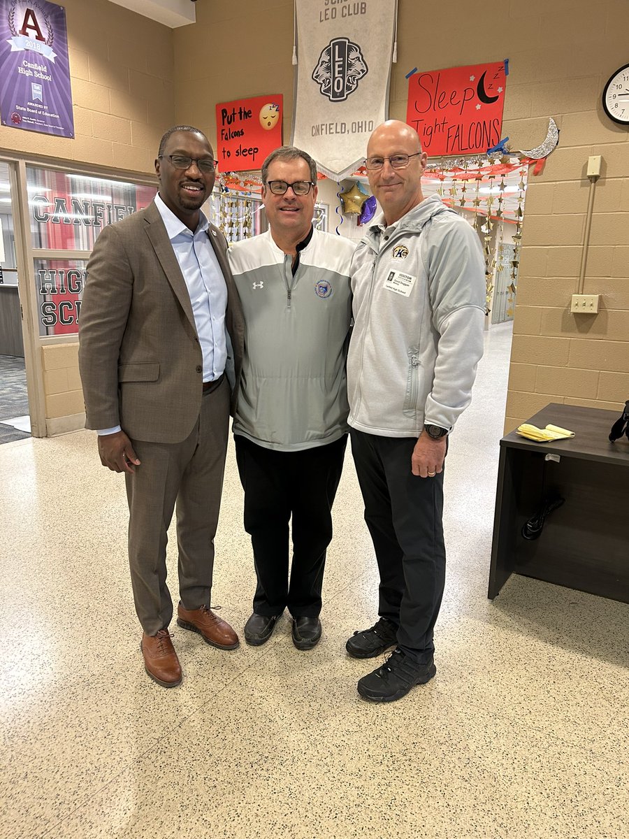 CoachDDuggan's tweet photo. Thanks Coach Pavlansky for visiting with @CoachKenniBurns and I while discussing @CanfieldFootbal recruits!
#KentGRIT
#FlockOhio https://t.co/HWDPH29jsU