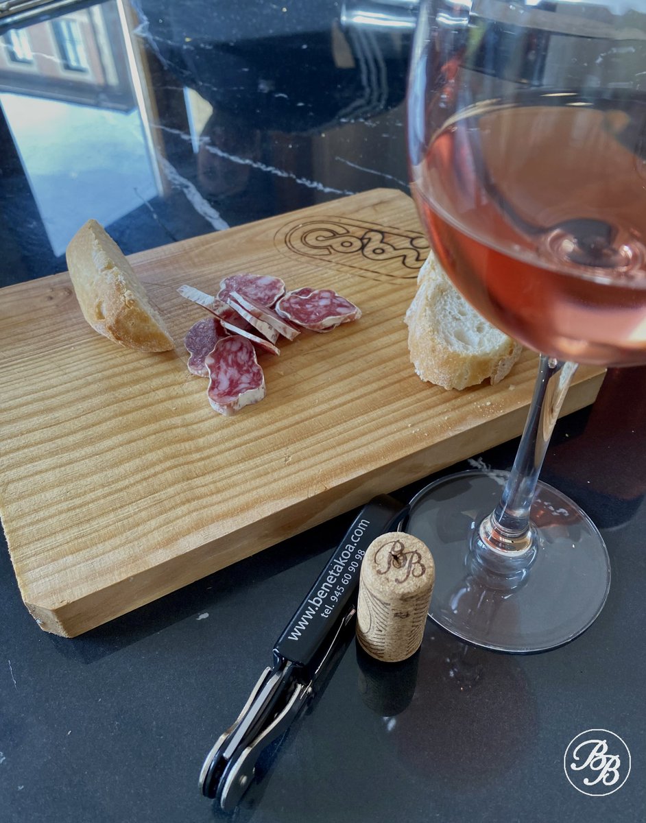 Benetakoabodega's tweet photo. Viernes, hora del blanquito 🍷😃 

¡Feliz fin de semana! 💃🏻

#bodegasbenetakoa #riojaalavesa #bodegafamiliar  #riojawine #villabuenadeálava #álava #riojawine #wine #rurallife #basquecountry #haritz #haritzrosado https://t.co/xI7U8qZeUb