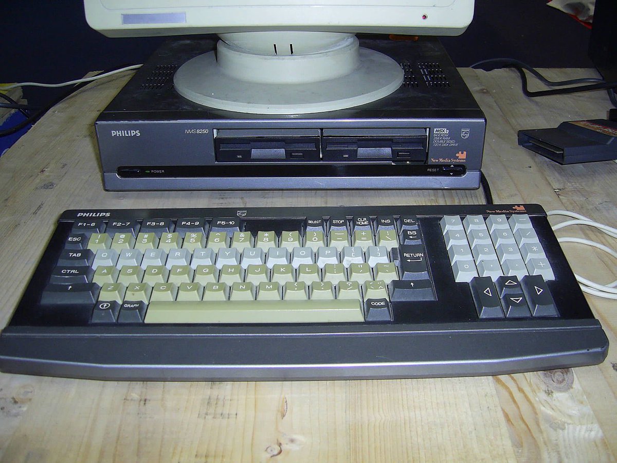 hadaf1974's tweet photo. @hanssepansie MSX2 van Sanyo. Spelletjes op een soort van cattebandjes. 😃 https://t.co/Oq9vci7J0n