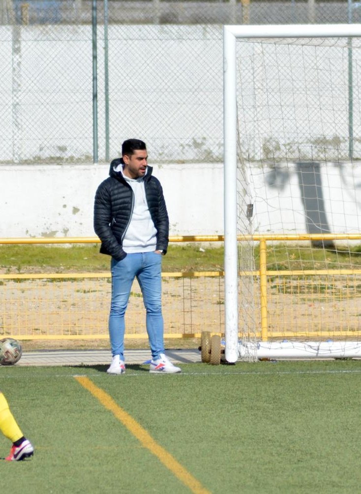 CDbargasoficial's tweet photo. Os presentamos a nuestro nuevo entrenador, Fernando Gómez. El que fuera entrenador del Sagreño y las categorías inferiores del Toledo, coge las riendas de nuestro equipo para tratar de sacarnos del descenso. Mucha suerte. Bienvenido, Fernando. https://t.co/1vfjkOibV3