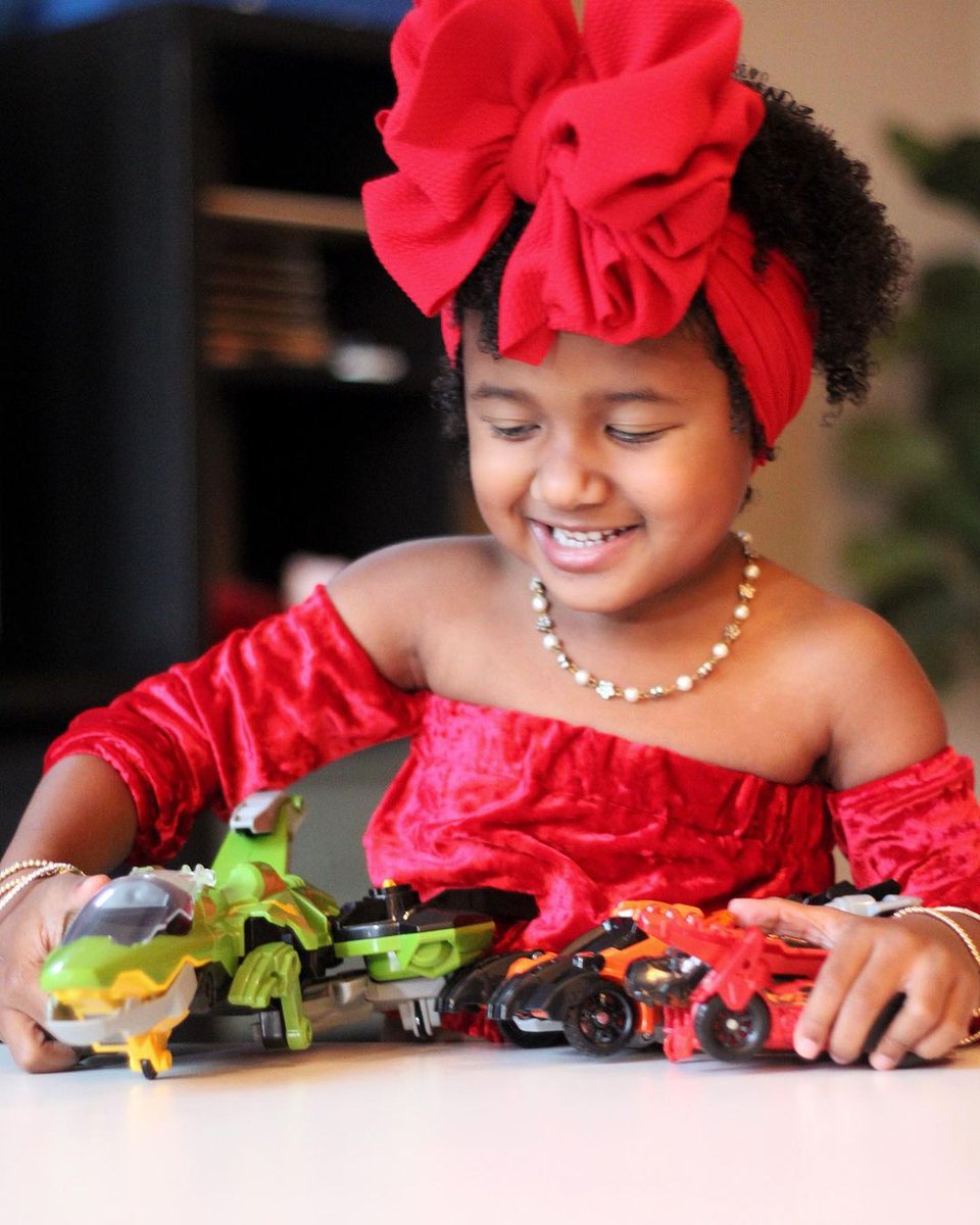 vtechtoys's tweet photo. DINO HUGS! ❤️
There are some people who think Dinosaurs can't be cuddly. Fortunately, no-one told Aria. "Given how completely obsessed my girl is with dinosaurs - she was over the moon happy with these NEW Switch & Go Dino toys 🤩"
📸: IG/hellakidsinhere
#VTechToys #SwitchAndGo https://t.co/nTNGsknH7m