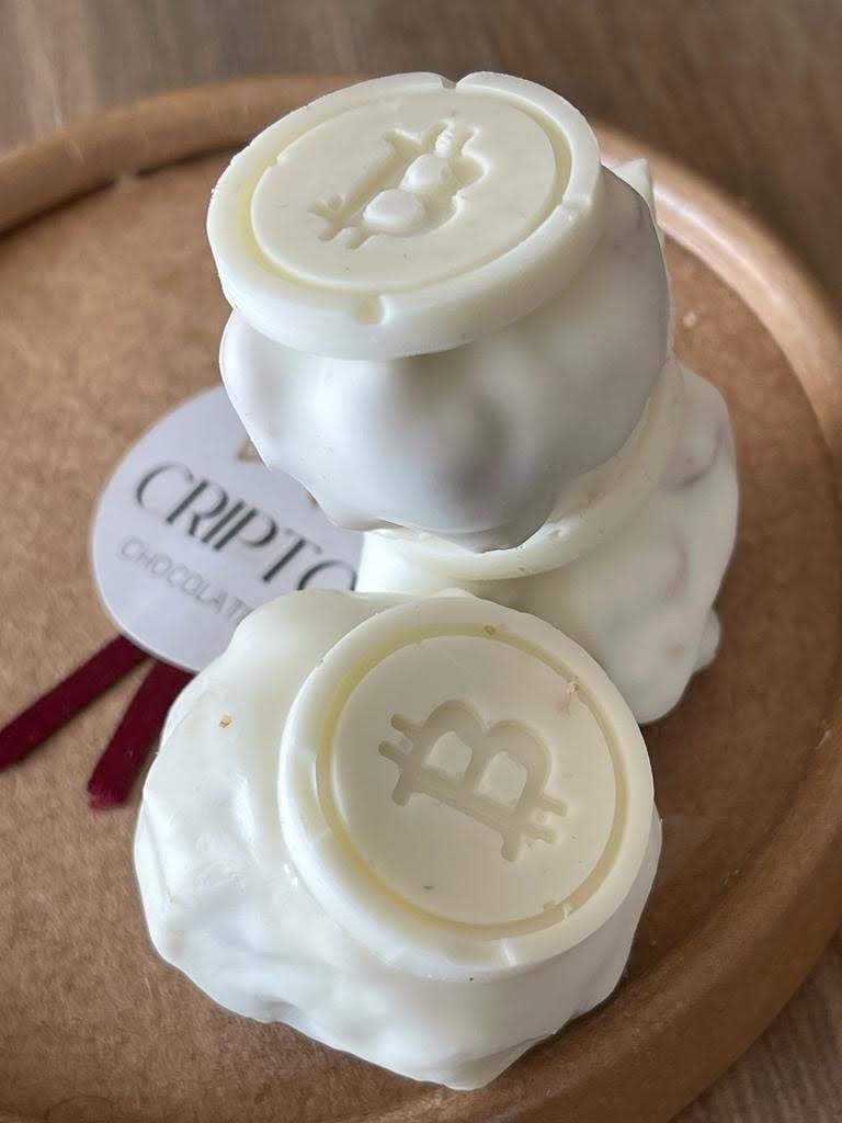 criptochocolate's tweet photo. Hoy es día de lluvia y de nueces Bitcoin rellenas con DDL y baño de choco blanco 🚀🤩 https://t.co/6lFzil1xRn