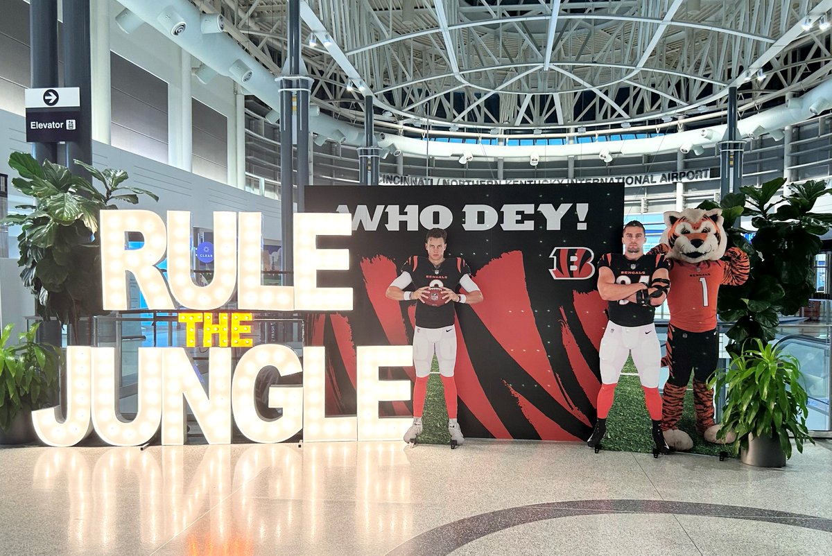 CVGairport's tweet image. Show off your stripes at CVG's @Bengals selfie station! Get your photo with @JoeyB and @Sam_Hubbard_ before the Bengals #RulethePlayoffs! #CVG #RuletheJungle #WhoDeyNation 🏈🐅