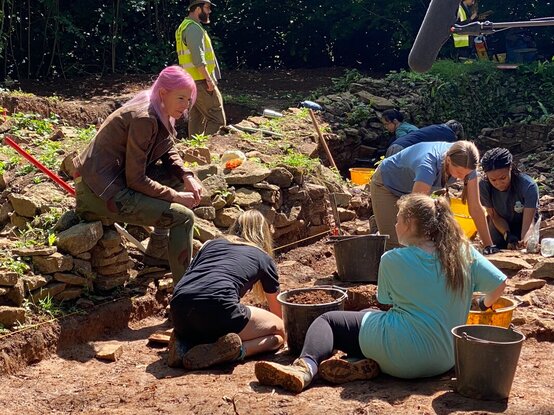 See us and @theAliceRoberts at the #HARP22 dig on #DiggingForBritain 8pm BBC2 Sunday 29th!

We helped train @UoBristolHARP SW Anarchy Research Project students as part of their @InstituteArch accredited @BristolAnthArch BA.

More: rrarc.co.uk/blog/researchi… rrarc.co.uk/blog/an-end-to…