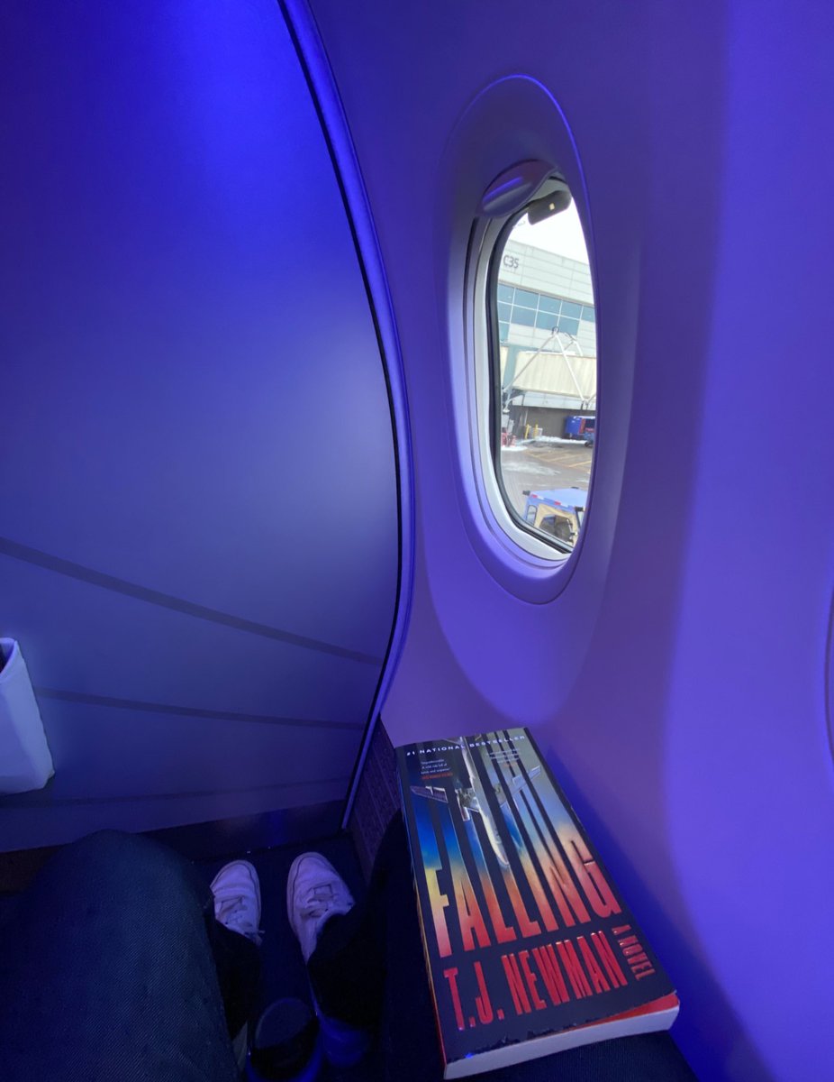 ThePointsBros's tweet photo. Reading a book about flying while flying… (and gotta love the bulkhead legroom) https://t.co/4dTl1tT2dn