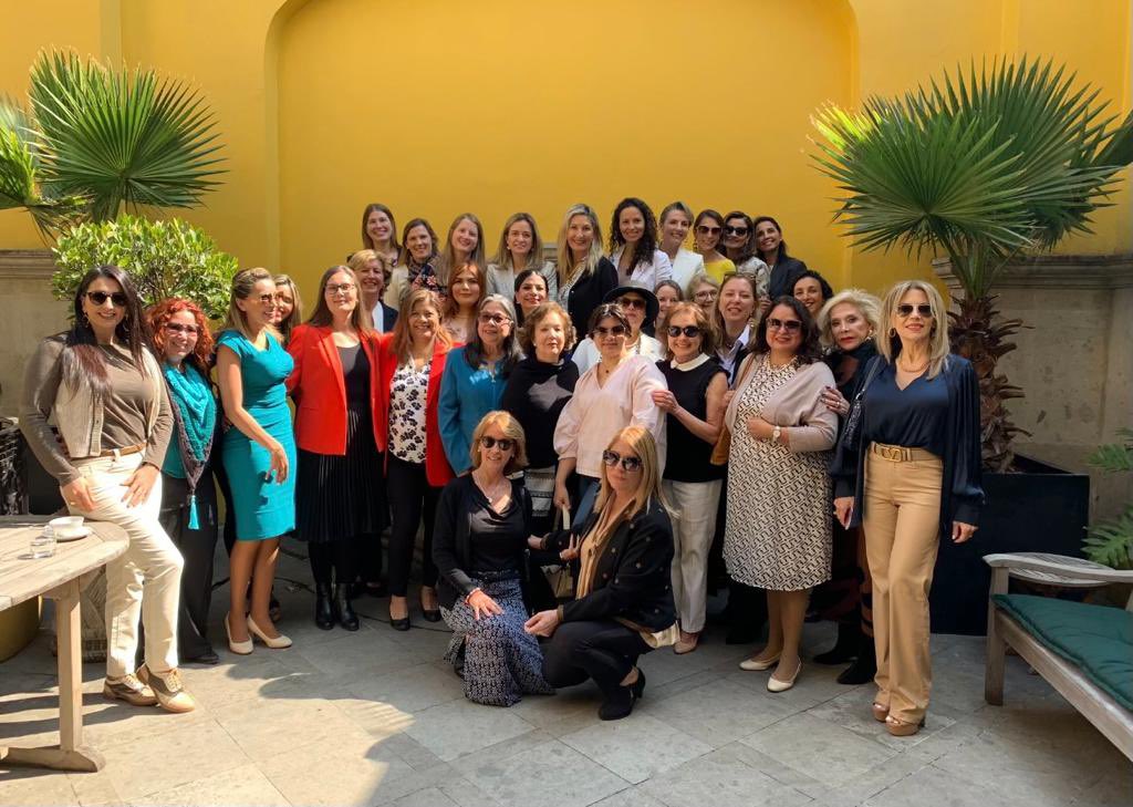 gracielamontano's tweet photo. Agradezco a la Asociación de Cónyuges Diplomáticos en México (ACD) por la invitación para ser miembro honorario de la Asociación. Me siento honrada por la oportunidad de compartir la cultura mexicana y estrechar lazos a través de la gastronomía. #chefembajadora #momentosaura 👩🏻‍🍳🇲🇽 https://t.co/xpxJxhGNBh