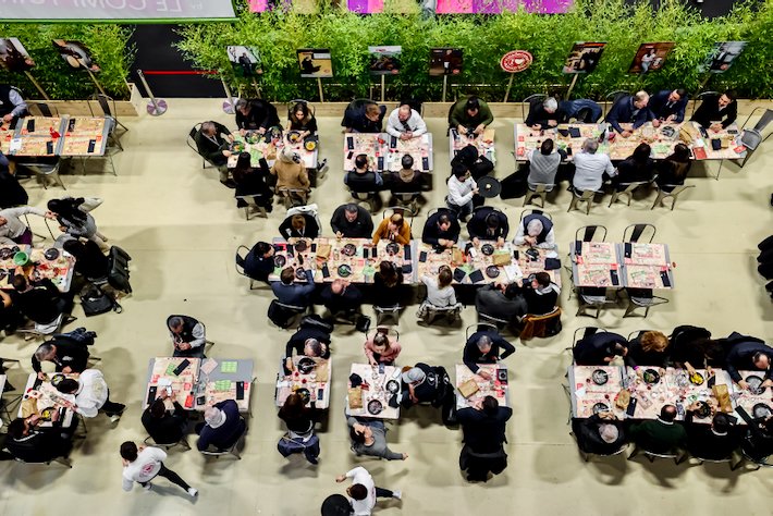 • Wine Paris &amp; Vinexpo Paris (13 t/m 15 februari) presenteert nieuwe evenementen en workshops voor bartenders en restauranthouders.
• Onder andere: Chef &amp; Sommelier duo’s, Mixologist Battle en de World’s Best Sommelier Competition.
#wijn #spirits #wineparis