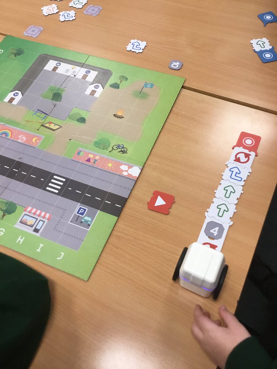 HighwoodPrim4W's tweet photo. Having lots of fun programming Kubo this afternoon. https://t.co/UfJ0EZHjkN