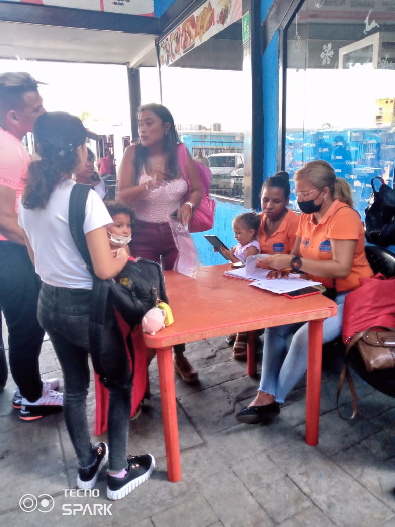 cmdnapc's tweet photo. Nuestro equipo continua en el @terminalpc con el #PuntodeControl para verificar que los niños y adolescentes que viajan a través del este terminal, lo hagan con sus documentos en regla, EVITA MOLESTIAS, viaja legal con tus hijos. @apuertocabello @JCbetancourt72 @MaDanielaDiaz31 https://t.co/MLkFXHsWAk