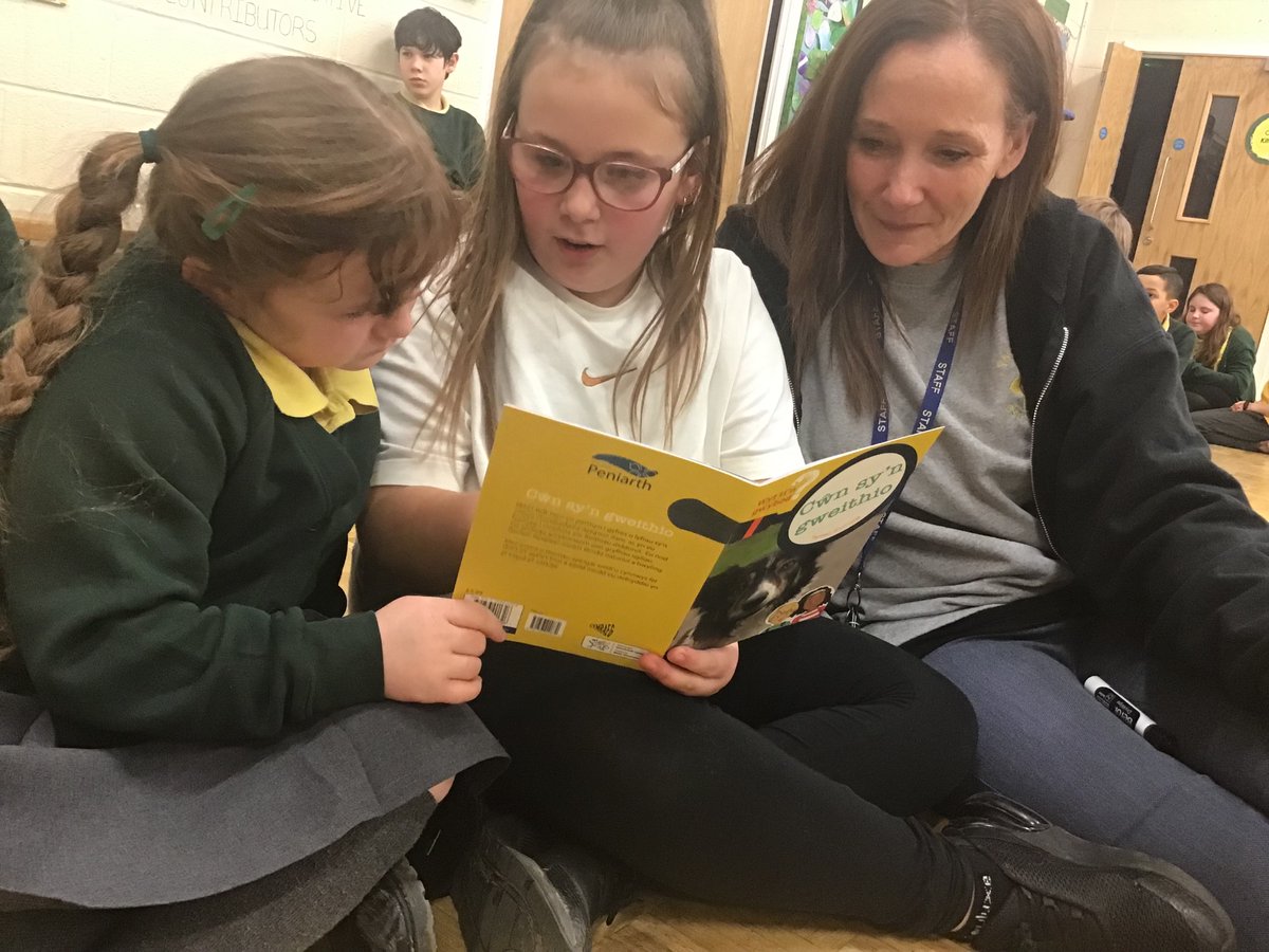 esgobmorgan's tweet photo. Gorffen yr wythnos hefo llyfr da! 📚 @CymraegCampus @AthrawonB
Finishing the week with a good Welsh book!
#readingwelsh #darllencymraeg https://t.co/9VrVlWmQm8