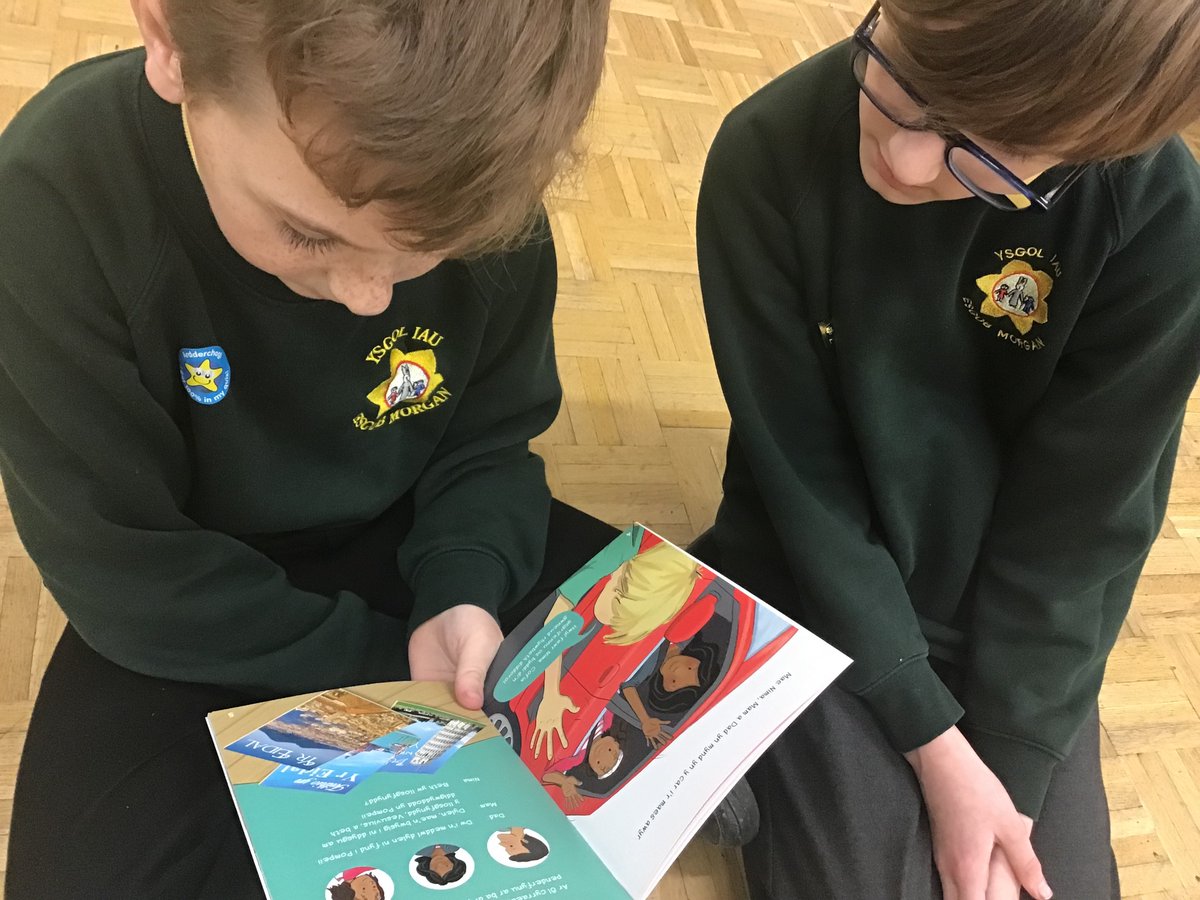 esgobmorgan's tweet photo. Gorffen yr wythnos hefo llyfr da! 📚 @CymraegCampus @AthrawonB
Finishing the week with a good Welsh book!
#readingwelsh #darllencymraeg https://t.co/9VrVlWmQm8