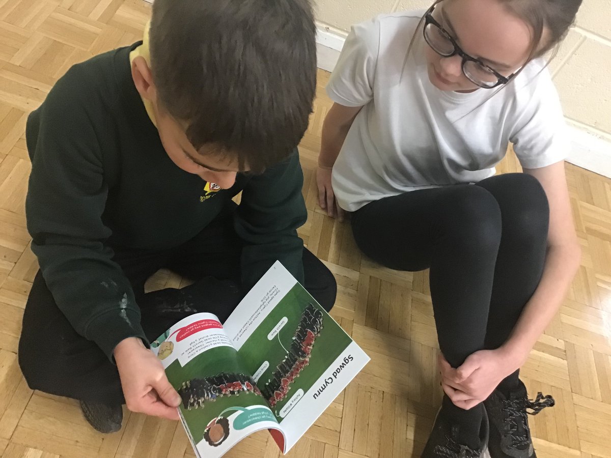 esgobmorgan's tweet photo. Gorffen yr wythnos hefo llyfr da! 📚 @CymraegCampus @AthrawonB
Finishing the week with a good Welsh book!
#readingwelsh #darllencymraeg https://t.co/9VrVlWmQm8