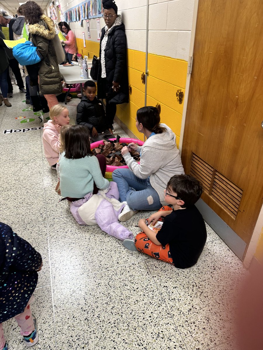 Paine_Reading's tweet photo. Our @TPaineIES Tigers had a FABULOUS family Literacy Night. Thank you to @chea_pride for sponsoring the event. Shout out to the custodial staff and teacher volunteers who helped with the event as well as @booksmiles1, @chplnj, @SeasonsPizza. @PaineLTC @amandarbrandt @LSWPaine https://t.co/WEV7A3Rt9u