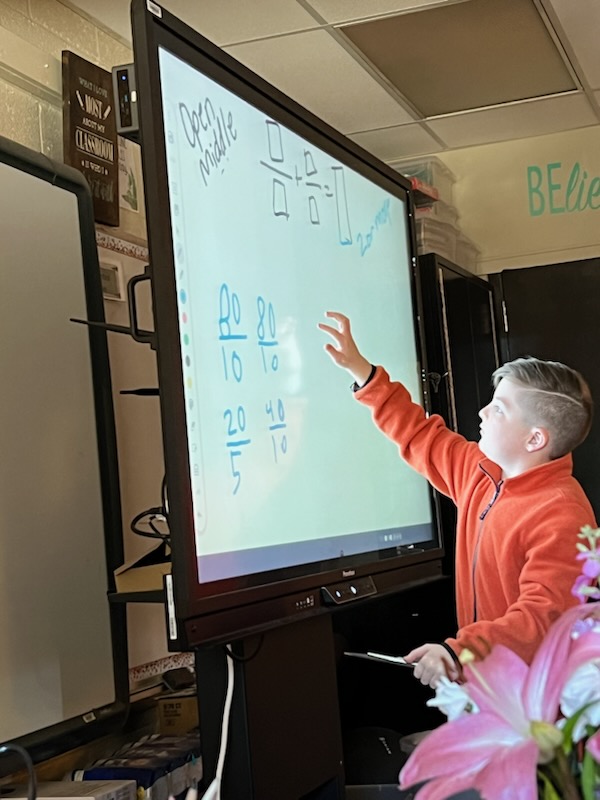 IC_Kirkpatrick's tweet photo. @MrsJTukes @5thBaxterNCTS Mrs. Baxter's 5th graders are solving @openmiddle problems to construct viable arguments and critique the reasoning of others. #ncssbethebest #SMP3 https://t.co/sstQPoui4O
