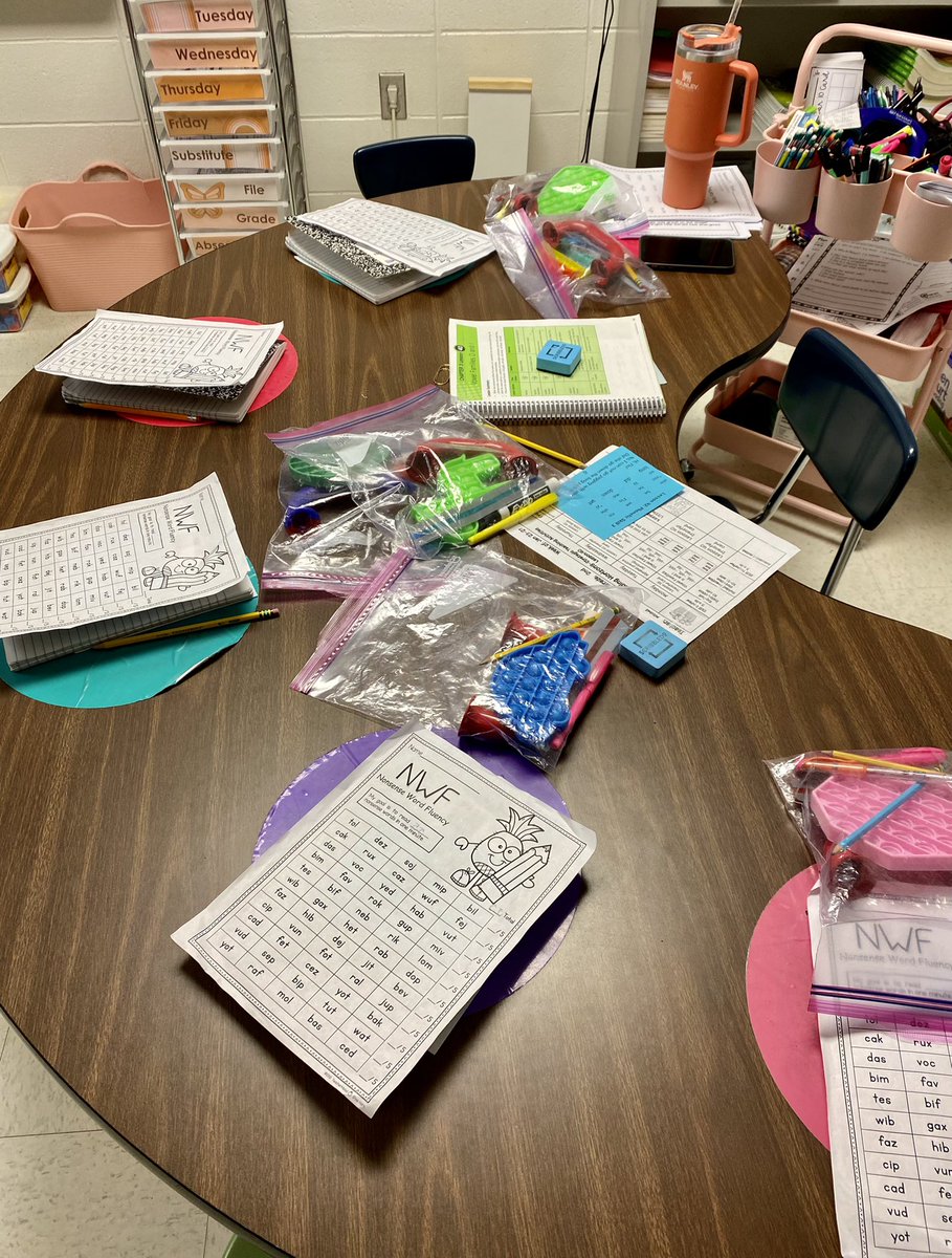 Mrs. Mitchell’s table is ready for small group instruction! #WorkingOnMyRoar <a href="/MunfordElem/">Munford Elementary</a>  #SecondGrade #Reading