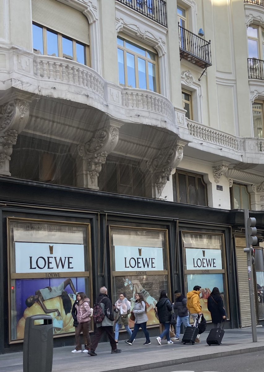 La emblemática tienda de Loewe @LoeweOfficial de la Gran Vía, la primera que se abrió en España, sigue cerrada desde hace años. En su planta baja albergaba un pequeño museo de marroquinería. Una pena su cierre...
@PodCastizo @MADRIDNEGOCIOS @ExprimeMadrid @madridmuychic