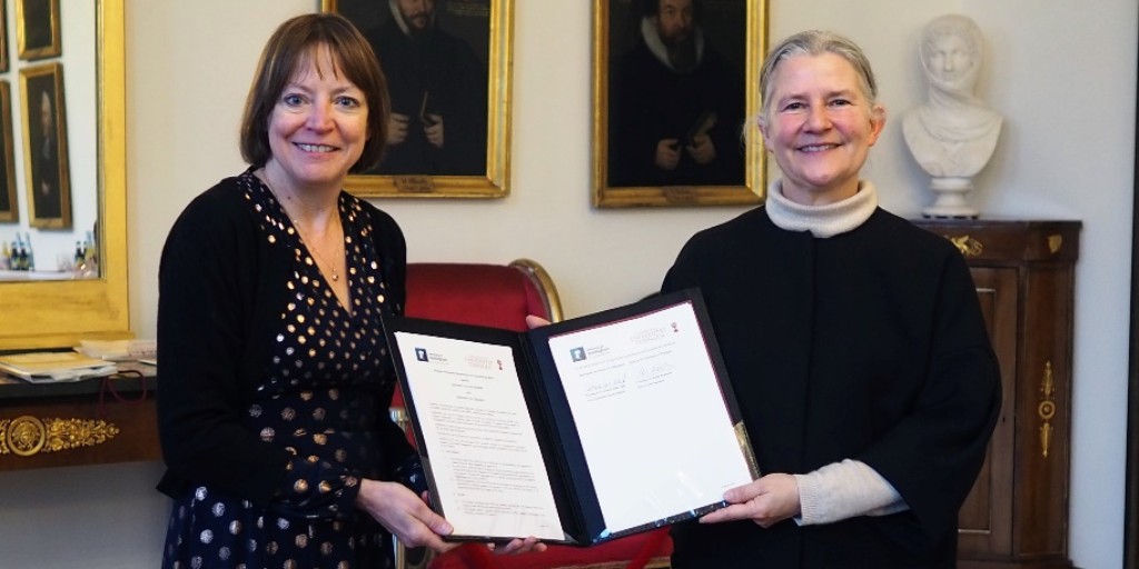 uni_tue's tweet image. Universitäten von #Nottingham und #Tübingen schließen strategische Partnerschaft: Investitionen in gemeinsame #Spitzenforschung und erlassene Studiengebühren für #Masterstudiengänge vereinbart uni-tuebingen.de/universitaet/a… #uni_tue #forschung #lehre #innovation @UniofNottingham