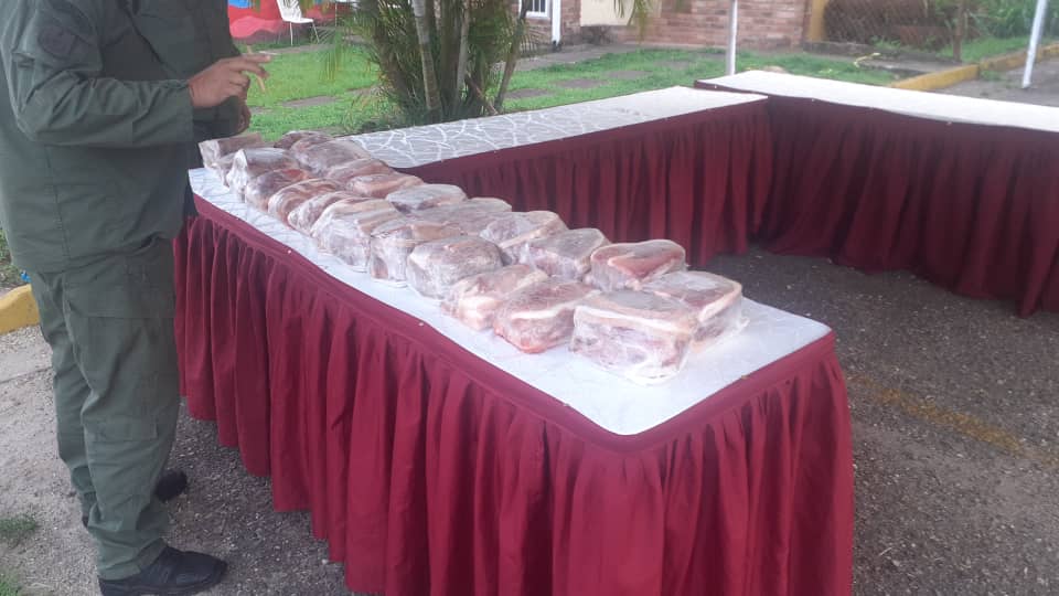 Jornada Social a cielo abierto (huevos,proteína,víveres,productos de limpieza) Gracias a la GNB 
<a href="/FreddyBernal/">Freddy Bernal</a> <a href="/NicolasMaduro/">Nicolás Maduro</a> <a href="/jemcz21/">JEM CZGNB-21 Tachira</a> @GNB21tachira <a href="/GnbGaranteDePaz/">Guardia Nacional Bolivariana</a> <a href="/GNB_tachira/">gnb_táchira_ve 🇻🇪</a> 
#Soycomunicadorclap
