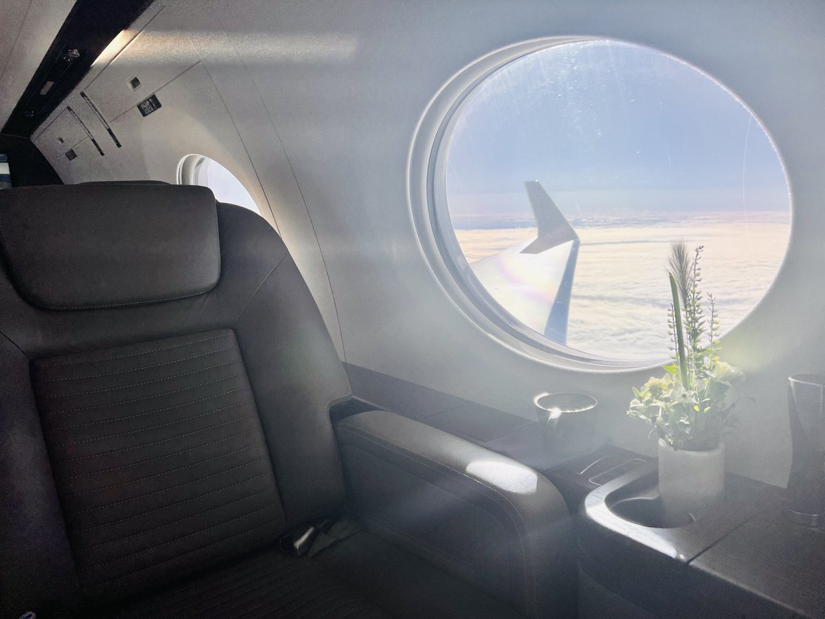 ShootAviation's tweet photo. Ever so nice when someone from work offers you a lift home. My highest tweet ever at 47,000ft. #USfilm #gulfstreamlife #G500 https://t.co/drSfyw8YHn