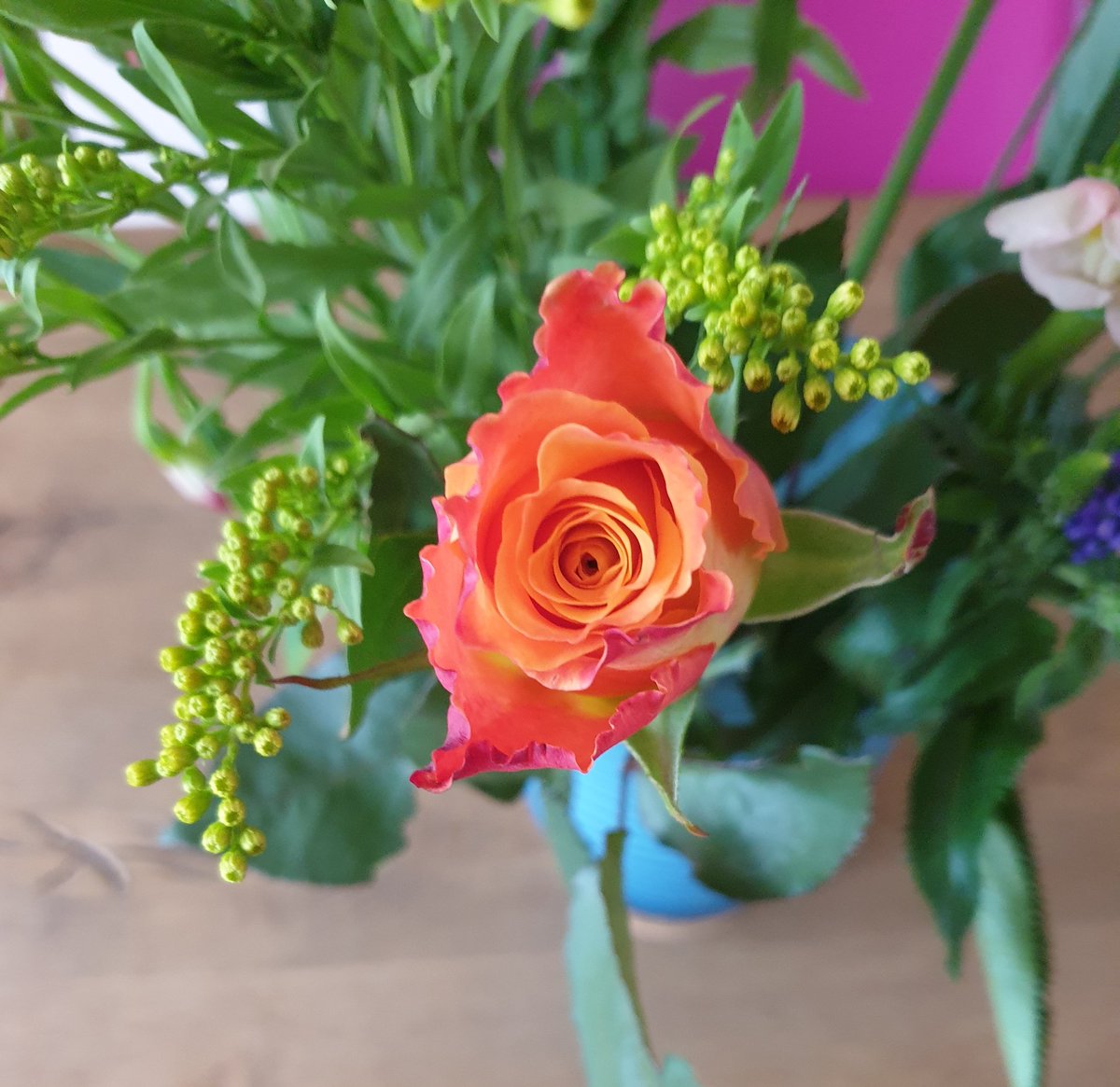 Nieuwe verse bos geur en kleur! Eens in de paar weken wordt er een mooi boeket aan huis bezorgd door een locale bloemist. Ik word daar zo blij van! Elke keer weer een kadootje dat ik mezelf geef! 💐