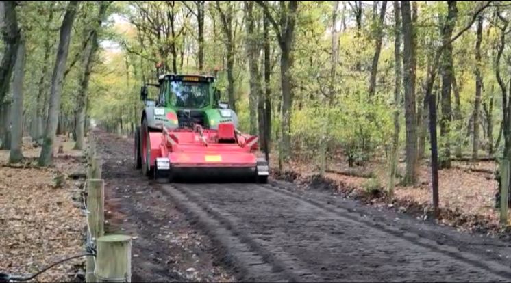 Goede boswegen zijn van groot belang voor goede bereikbaarheid en ontsluiting. O.a. natuurbrandbestrijding en houtoogst zijn hiervan afhankelijk. Periodiek onderhoud is een must om de conditie van de wegen op peil te houden.
Dit onderhoud organiseren wij voor onze opdrachtgevers.