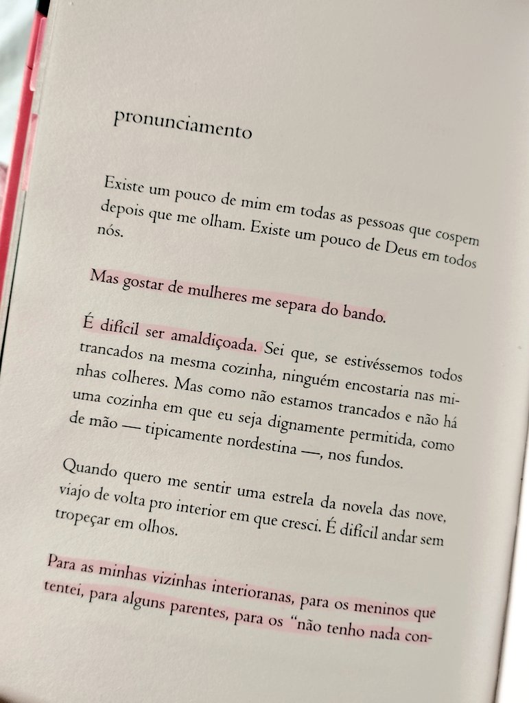 _fbste's tweet photo. "e para todos que cospem, sou a própria maldição... Amaldiçoada - sou incurável e implacavelmente atraída por garotas. De modo que não tenho mais jeito." https://t.co/v6nwvinWaB