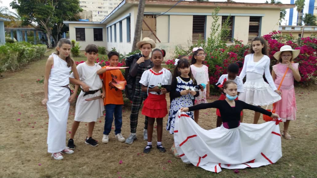 Hoy en las escuelas cubanas se interpretan los versos y cuentos de #MartíVive por nuestros pioneros.
#SuAntorchaMiFuerza