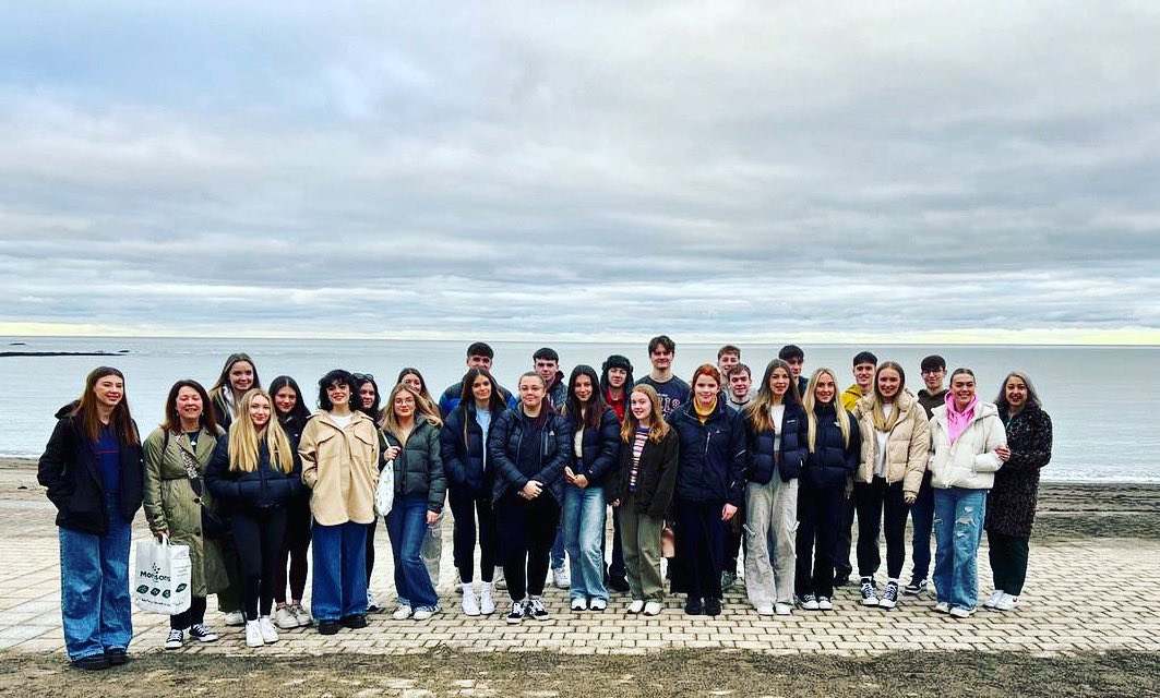 cymraeg_tryfan's tweet photo. Dau ddiwrnod godidog yn Aberystwyth yng nghwmni'r myfyrwyr sy'n astudio'r Gymraeg ym mlwyddyn 12 ac 13 🌟🏴󠁧󠁢󠁷󠁬󠁳󠁿🌟🏴󠁧󠁢󠁷󠁬󠁳󠁿@ysgol_tryfan https://t.co/D9tzF9Ez7f