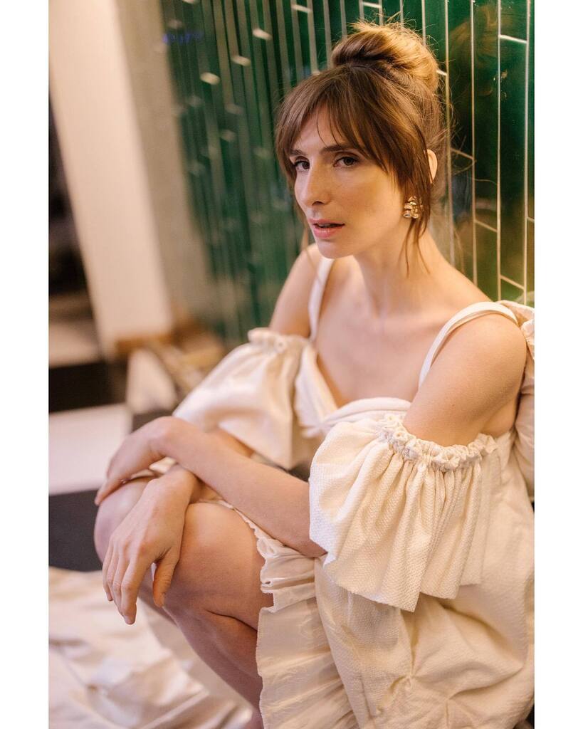 Dona
PH/ @loovera_photographie
MUA/ L’incroyable @cecile_teyssier_makeupartist 💗
Robe/ @cecilelabrunie 
Bijoux/ @lachambreblanche 
Good vibes &amp; video/ <a href="/damienjuquel/">Damien Juquel</a>
The place to be/ @la_madone_lyon

#robe #mariee #danseuse #mannequinfemme #naturalbea… instagr.am/p/Cn6_ARuLC2F/