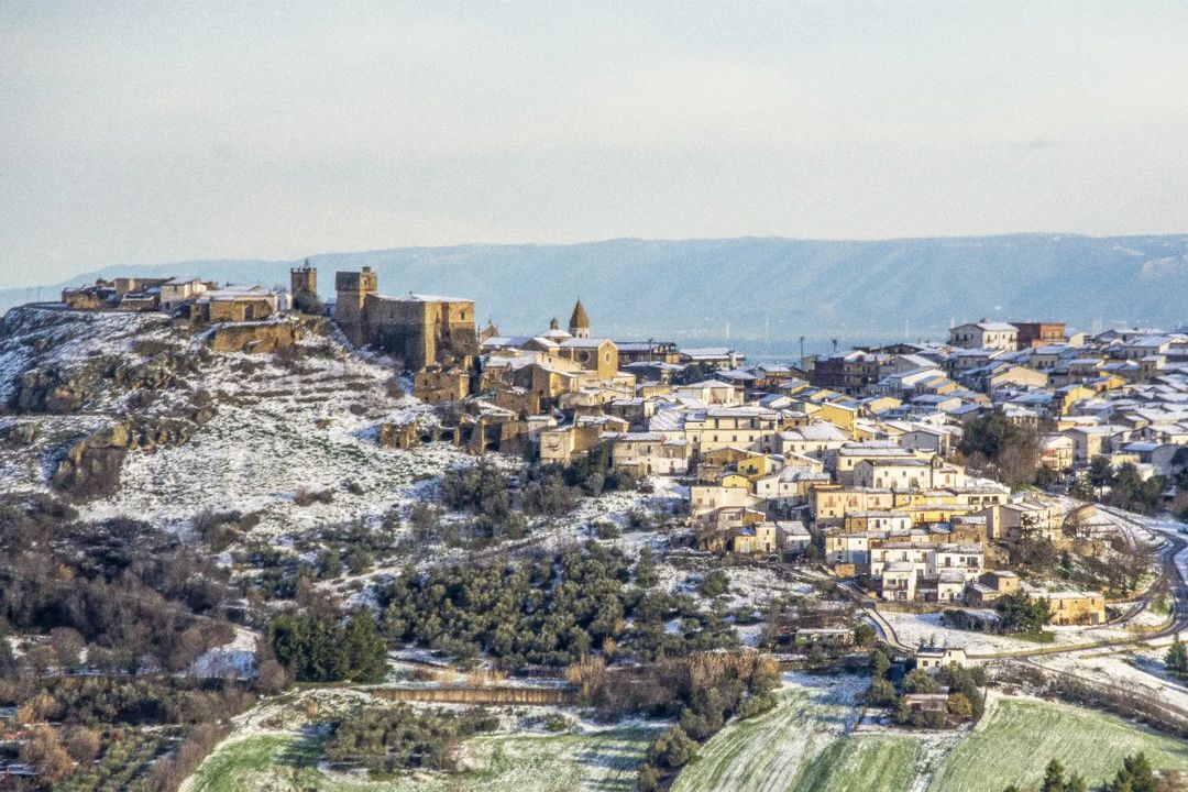 Secondo una leggenda, questi sono i più freddi dell'anno ❄️
Noi ne approfittiamo per goderci qualche immagine di Puglia innevate😊
#WeAreinPuglia        
📸 1.Monte S.Angelo-@matteo_nuzziello
2.Foresta Umbra-@pasqualedapolito      
3. Rocchetta S.Antonio-@gius01pal