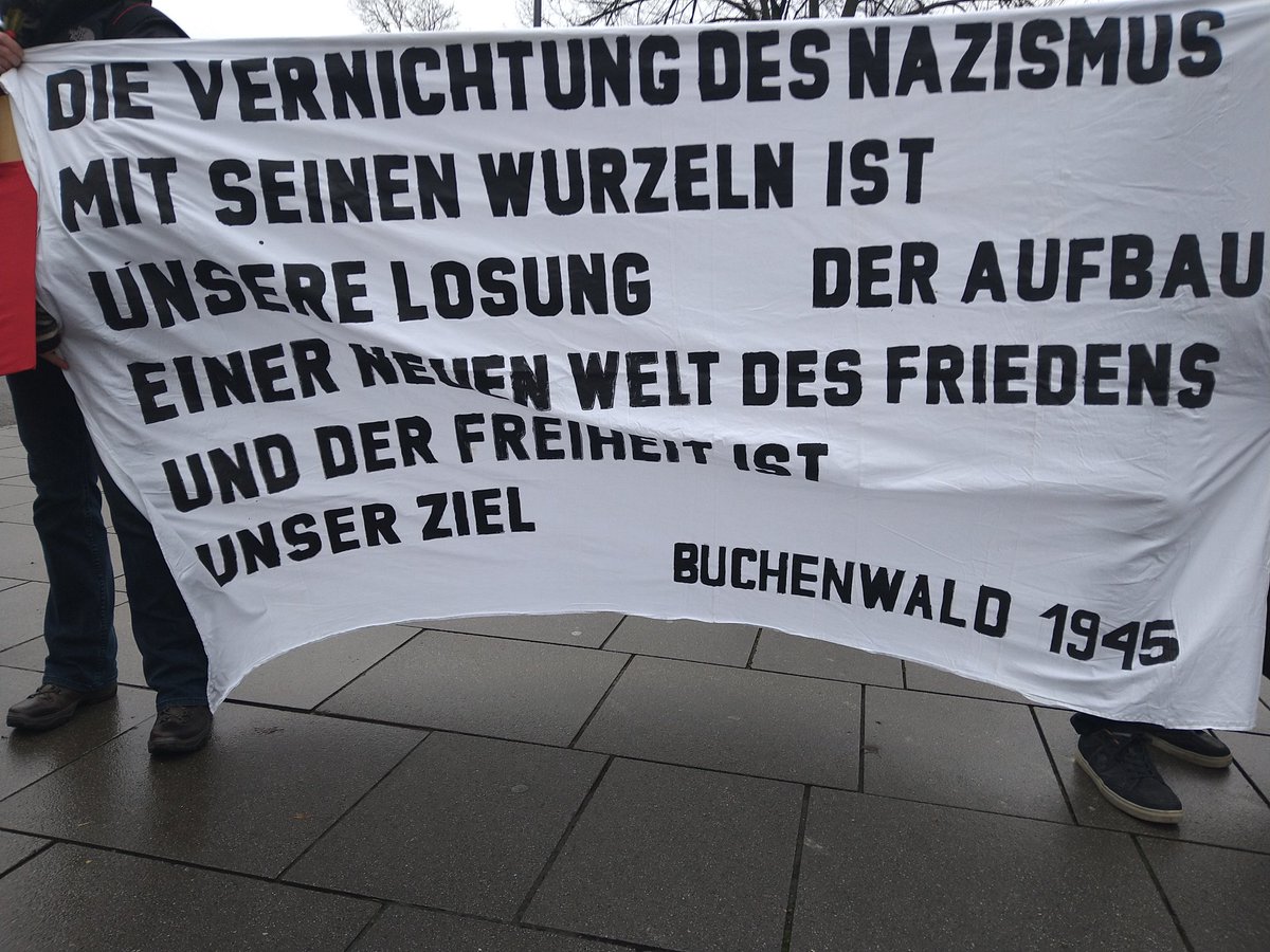 Am internationalen Holocaustgedenktag erinnern wir auch in #Dessau an die Opfer des Faschismus.

#niewieder #erinnernheißtkämpfen 
#Gedenken #27January