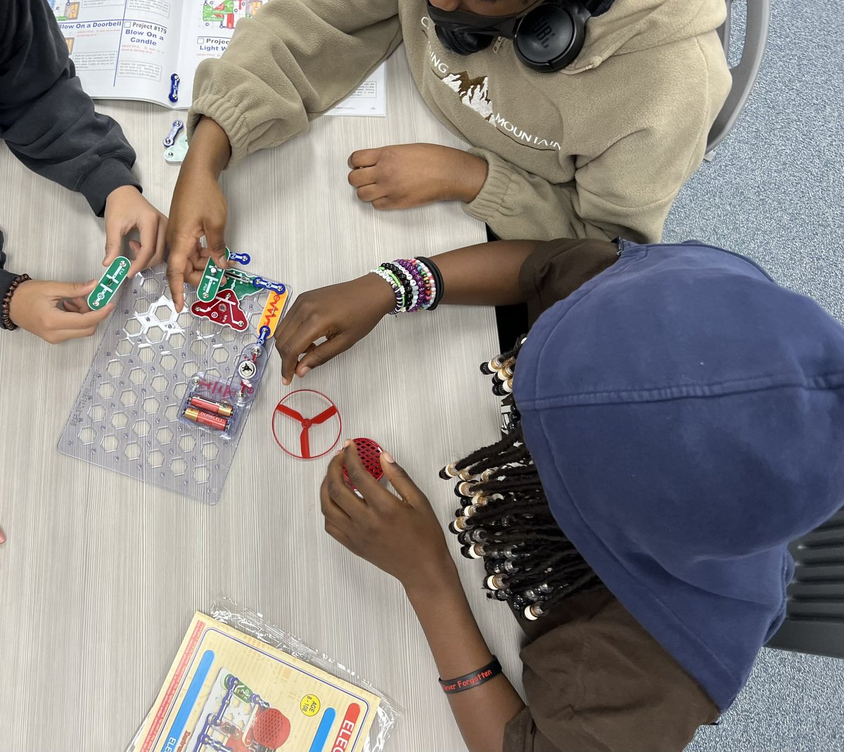 KayCole13's tweet photo. Students @HBMS_Warriors exploring @SnapCircuits and @WonderWorkshop Dash Robots during MakerSpace. @FBISDSTEM @LibraryHbms @FBISD_Libraries https://t.co/OJLcUhudWT
