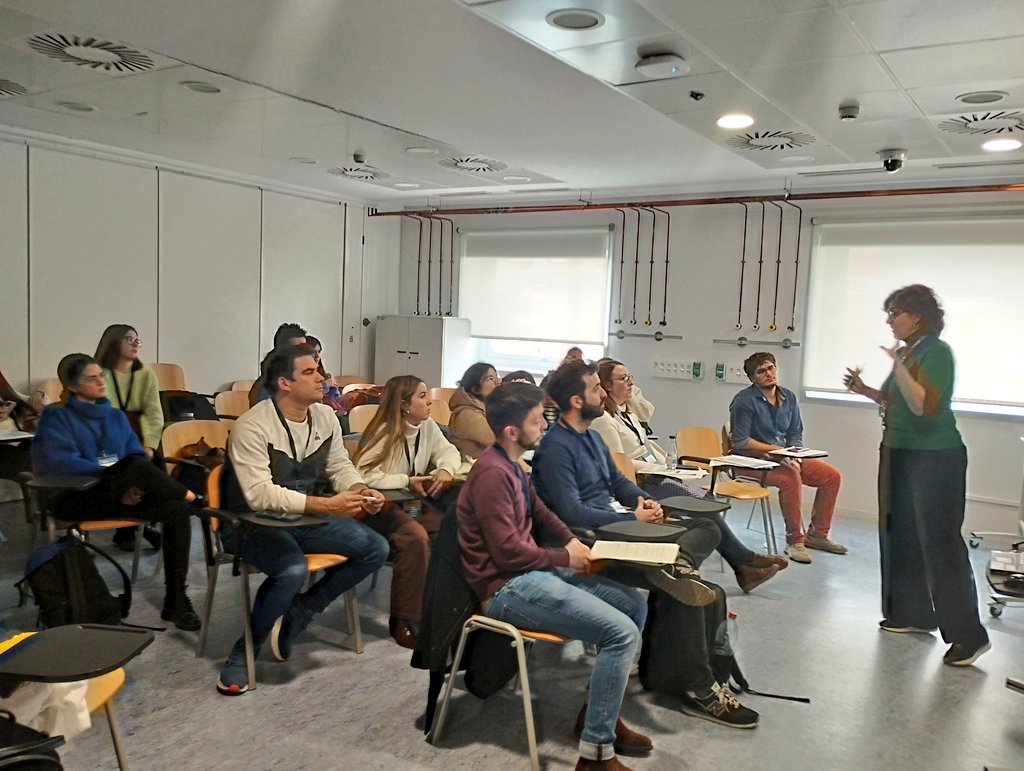 Pgalvan_blasco's tweet photo. 2a jornada del 1r curso de #simulacion en #angioedema para #residentes de #alergologia
Sólo puedo decir que estoy muy orgullosa de las nuevas generaciones de #alergólogos que vienen.¡Menudos fenómenos!
Deseando ya volver a tener cursos con ellos!!
#innovacion #hae @vallhebron https://t.co/eSaEqyFo8g