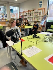 Clemi_Lorraine's tweet photo. 🎧Production en cours du podcast académique "Les ondes scolaires", spécial 📖Nuits de la lecture !

▶️A écouter bientôt, les interviews et micro-trottoirs réalisés par des élèves au @cdiremilly  !
ℹ��https://t.co/EJyf8aaSqZ

 @LeCLEMI @acnancymetz @daac_nancy_metz https://t.co/AmnPjhe54g
