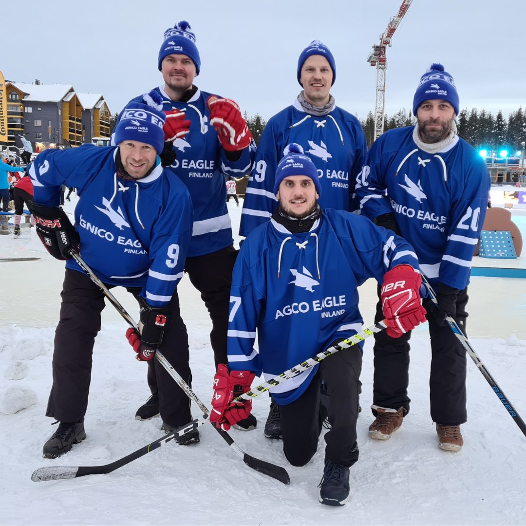 Iloinen joukkueemme edustaa reippain ottein yhtiötämme ja #työyhteisö ämme pipolätkän maailmancupissa <a href="/phwc_levi/">Pond Hockey World Cup</a> tänä viikonloppuna! #KittilänKaivos #pondhockeyworldcup #pipolätkä #levilapland #tiimityö 🏒