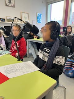 Clemi_Lorraine's tweet photo. 🎧Production en cours du podcast académique "Les ondes scolaires", spécial 📖Nuits de la lecture !

▶️A écouter bientôt, les interviews et micro-trottoirs réalisés par des élèves au @cdiremilly  !
ℹ��https://t.co/EJyf8aaSqZ

 @LeCLEMI @acnancymetz @daac_nancy_metz https://t.co/AmnPjhe54g