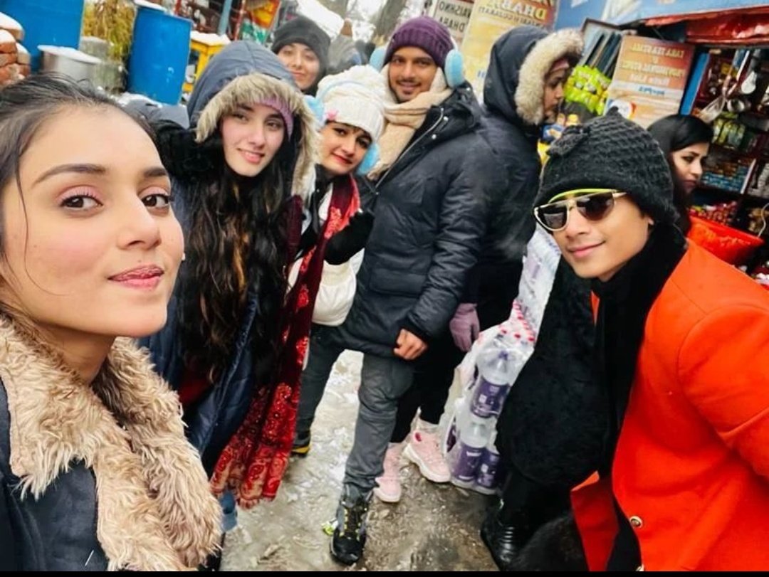 sumellikaxcafe's tweet photo. Them living their -"ye jawani hai deewani" days. https://t.co/aImhHCh6Dj