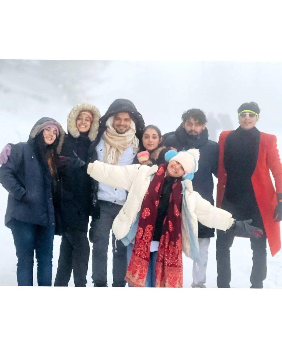 sumellikaxcafe's tweet photo. Them living their -"ye jawani hai deewani" days. https://t.co/aImhHCh6Dj