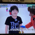 季節なんて関係ない!？雪の中、半袖半ズボンを貫く男の子。