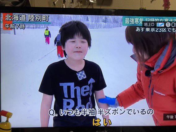 季節なんて関係ない！？雪の中、半袖半ズボンを貫く男の子。