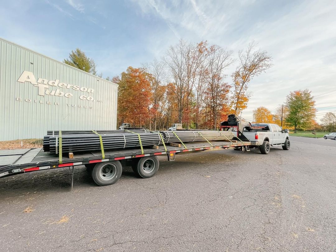 DCtrailers's tweet photo. Today's #FleetneckFriday is all about Shore Shot Transport! They blew past their goal of hauling 500 loads in 2022 and went above and beyond, reaching over 600! 🎉 Keep up the good work, guys! 😎 #CustomerSpotlight #DiamondC #HotShot #HotshotTrucking #ShoreShot https://t.co/gx81Uebxmi
