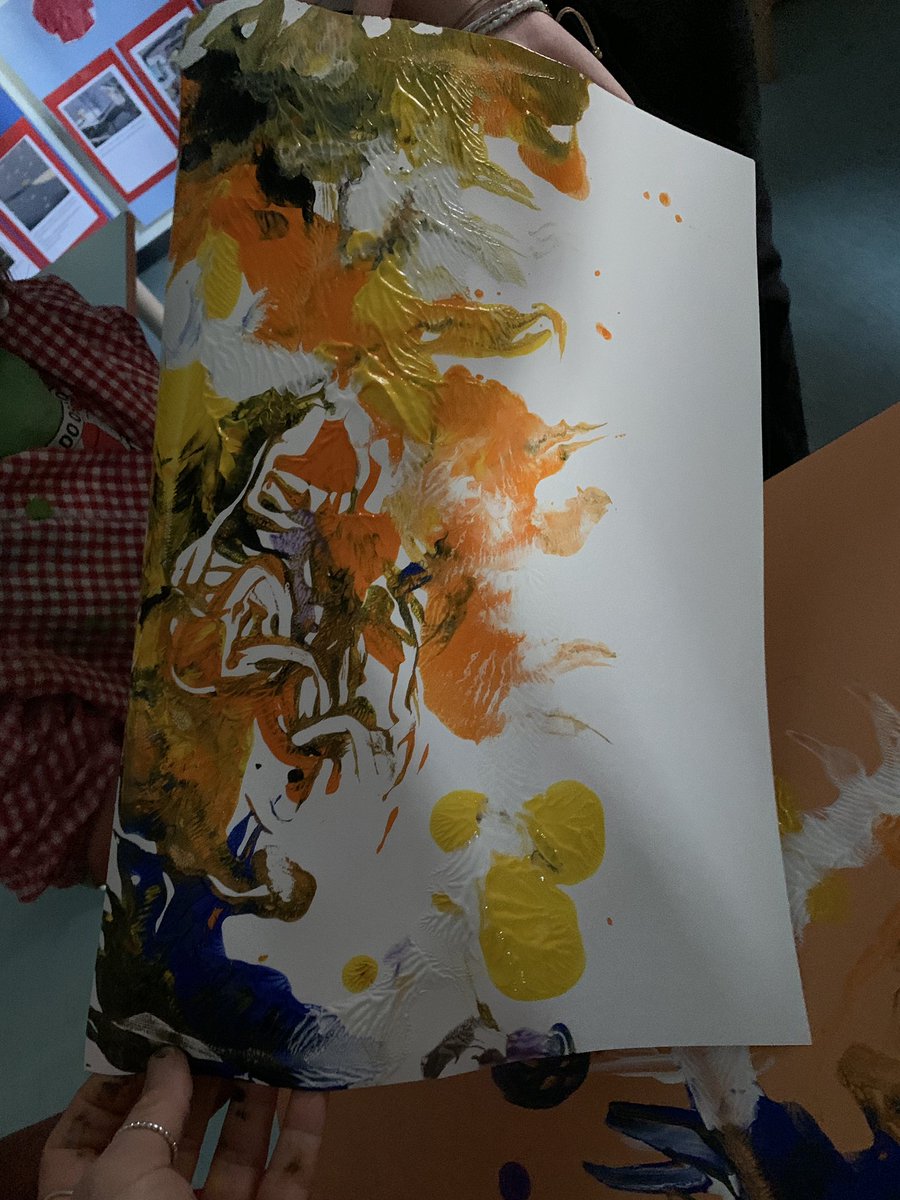 Mireia131's tweet photo. Representem la POR 🎼🎨 #projectefilosofia318 #por #sentiment #triemcolors #músicatènebre #inspiració #conversem #compartimsensacions #ei4 #escolasadako https://t.co/Bq4caEWl7v