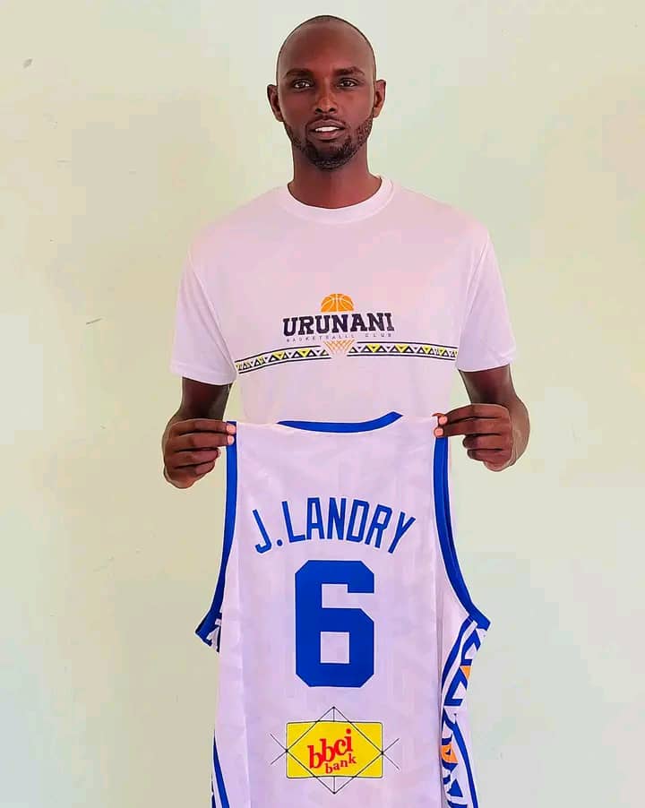 IrisNews_'s tweet photo. 🤍💙 The new recruit of Urunani Fc fresh from Gymakhana : Jambon Landry Akimana.
✍️ Best defender of the #VBL, Jambon alias #Gasongo spent 8 years at #Gymkhana.
#Burundi https://t.co/aXtAHCe328