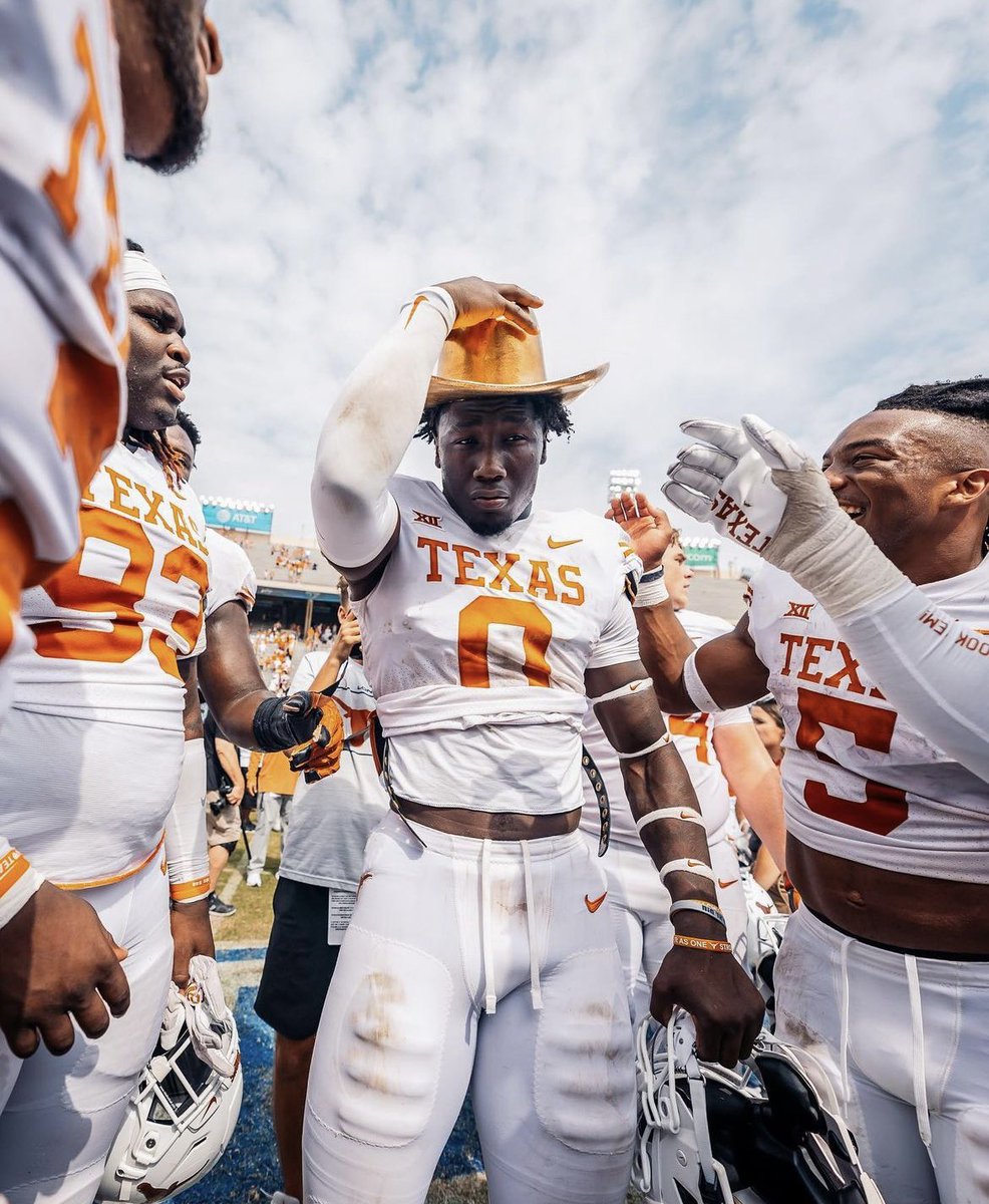 Aaron7Chiles's tweet image. I am extremely blessed to receive an offer from the University of Texas #HookEm @CoachK_FBCoach @CraigHaubert @RivalsFriedman @BrianDohn247 @ChadSimmons_