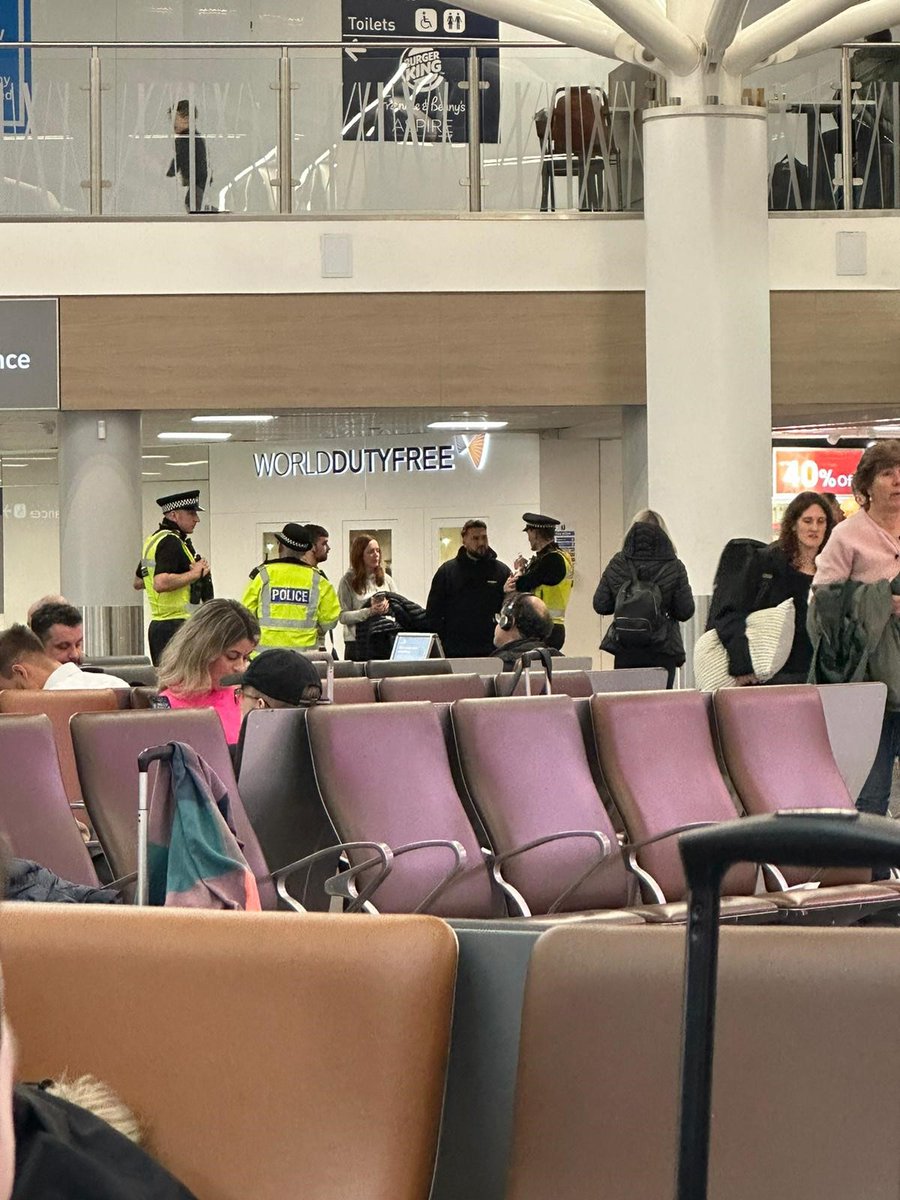 These photos were taken by our plain clothes officers deployed as part of Project Servator today at Bristol Airport.
Did you see them? 

#ProjectServator  #plainclothes  #keepingyousafe 
RLH