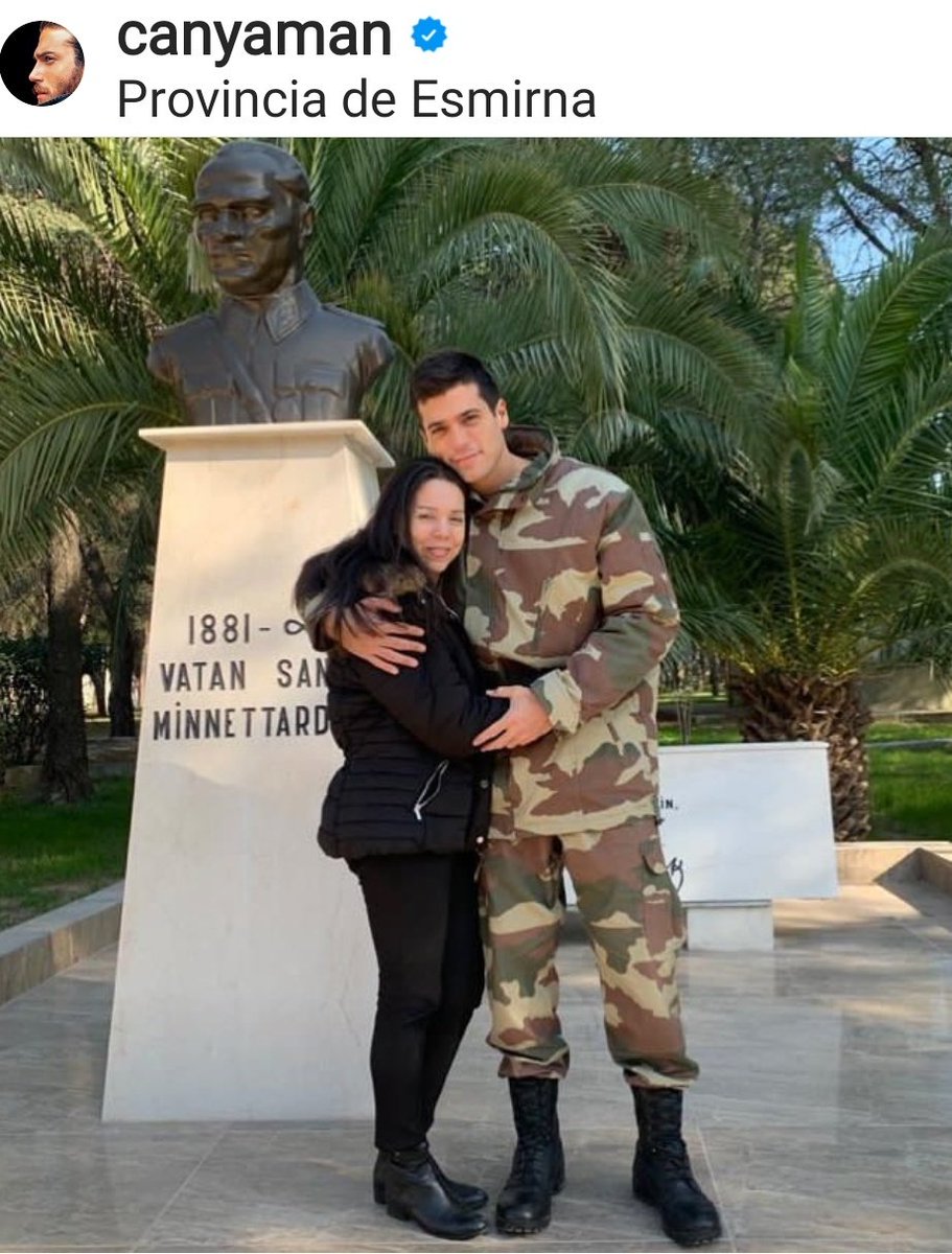 Su madre querida ya lo dijo él, de mis fotos favoritas de ellos dos juntos porque es familiar y sencilla y transmite paz. Esa preciosa cabeza apoyada en la de ella,amor del bueno lo llaman ❤️

#CanYaman